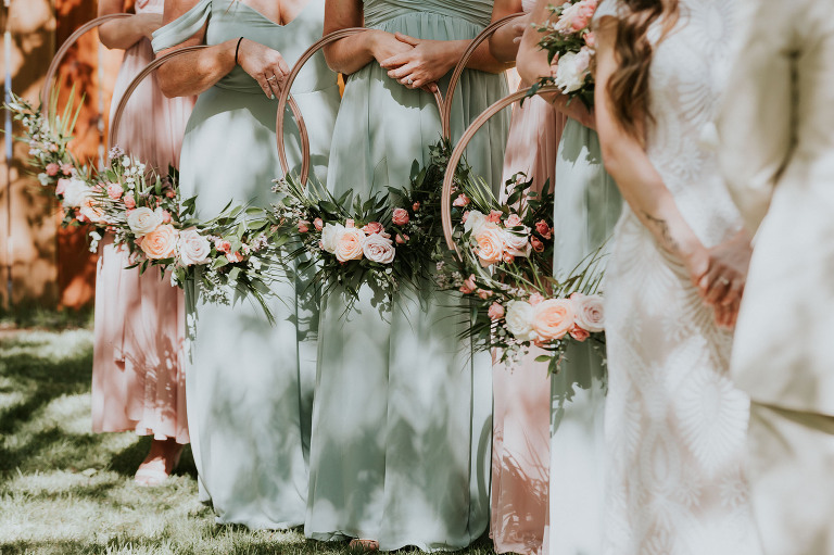 floral and wood hoops, an alternative to bridesmaids bouquets