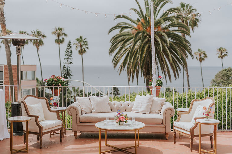 outdoor lounge furniture at la valencia wedding
